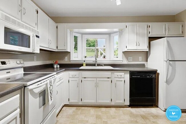 Foto del edificio - 5738-5733 3 Oaks Dr