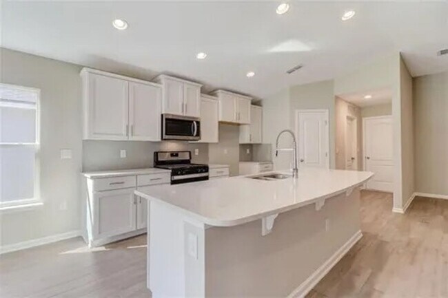 Foto del edificio - Beautiful 4-Bedroom Home in Gated Communit...