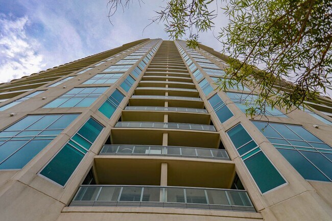Foto del edificio - Turnberry Tower Beauty With Stunning Views