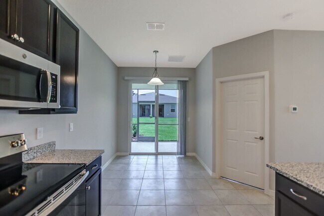 Building Photo - 3 Bedroom 2 Bath Villa in Oak Tree Pointe ...