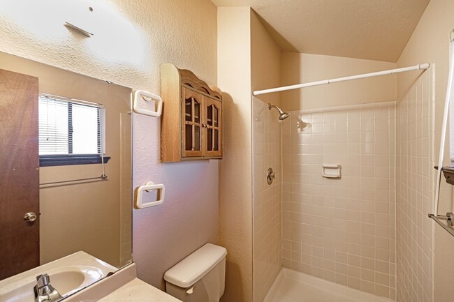 Building Photo - Super cute 2 bedroom townhouse!