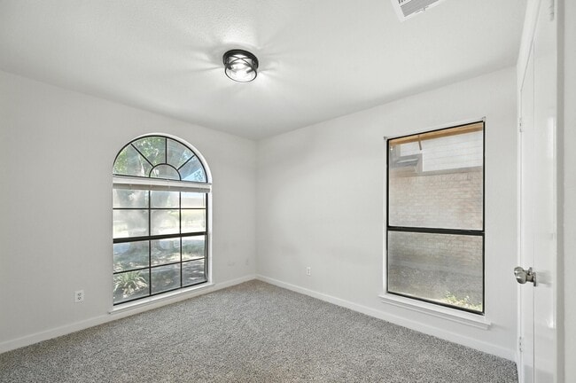 Building Photo - 4901 Tree Top Ln