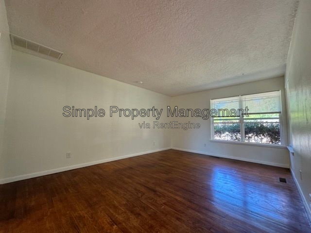 Building Photo - 816 Willow Ln