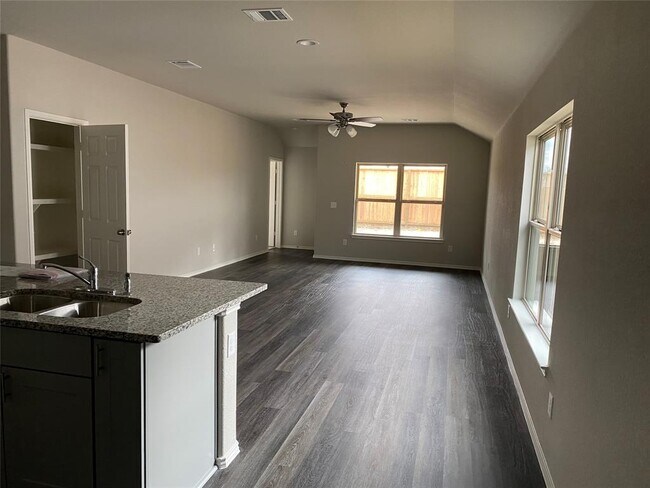 Building Photo - 10414 Meadow Saffron Dr