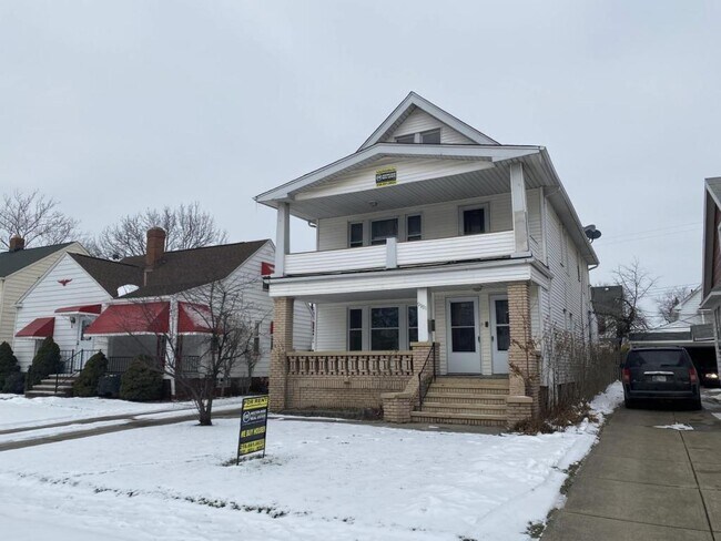 Building Photo - 9901 Greenview Avenue #Down