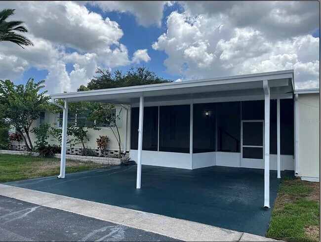 Foto del edificio - 15435 Lakeshore Villa St