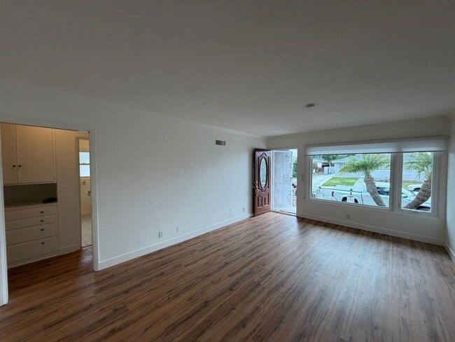 Building Photo - 6BD/3BA Close to Campus - Large Rooms! Great Yard!