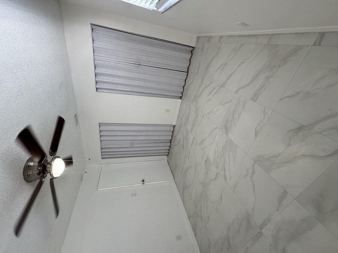 Building Photo - 627 W Pine St