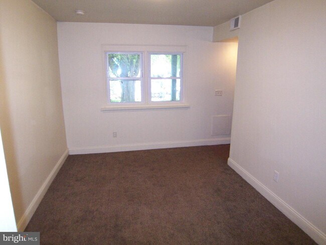 Building Photo - 50 Willow Ct