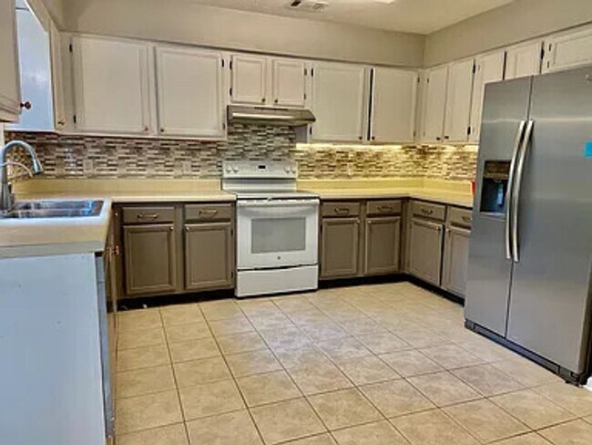 Foto del edificio - Large 3 bed, 2 bath home in Auburn