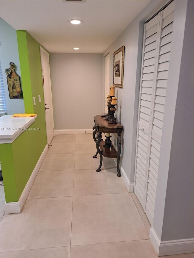 Building Photo - 195 Lakeview Drive Apt #104, Weston, FL 33...