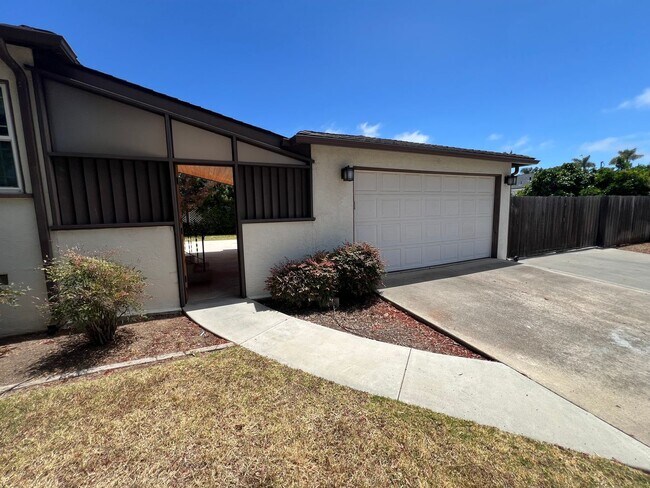 Foto del edificio - LOCATION LOCATION!!! 5th & I St, Large House, 2BR+Den+(Optional 3BR) w/ 2 car Garage