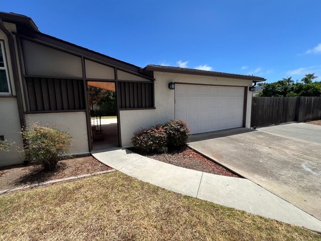 Building Photo - LOCATION LOCATION!!! 5th & I St, Large House, 3BR 1BA w/ 2 car Garage