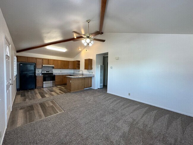 Foto del edificio - Top Floor of Benicia Duplex