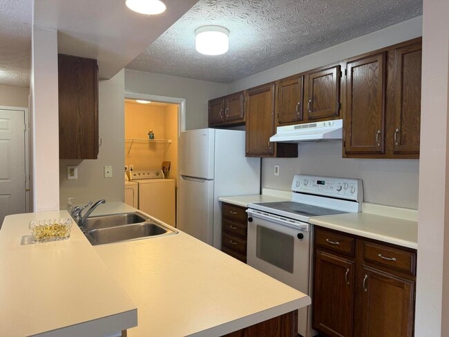Building Photo - 90 Creekwood Dr