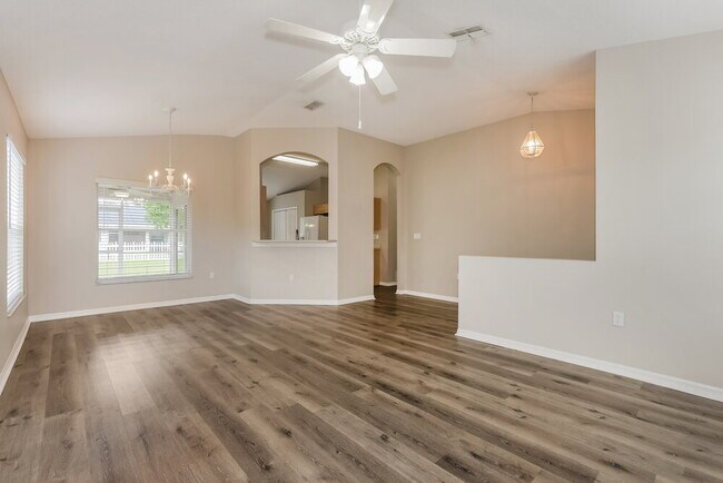 Building Photo - 1620 Totem Pole Way