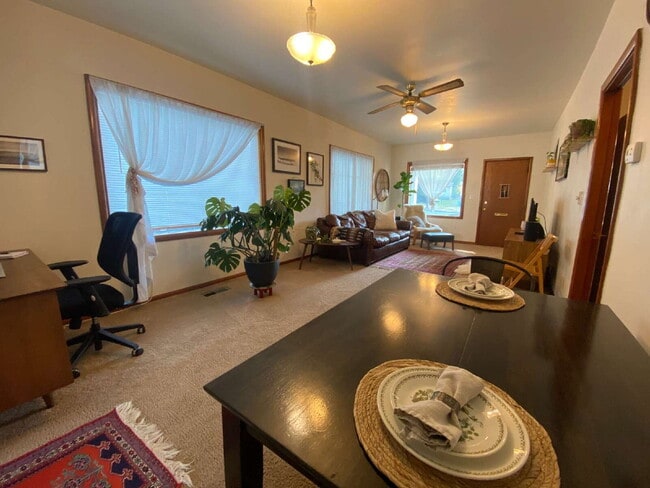 Building Photo - Quiet, Cozy 2-Bedroom Home Located in York...