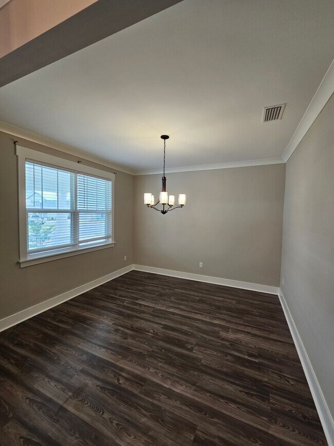 Building Photo - Beautiful Home in the Coveted & Amenity Ri...