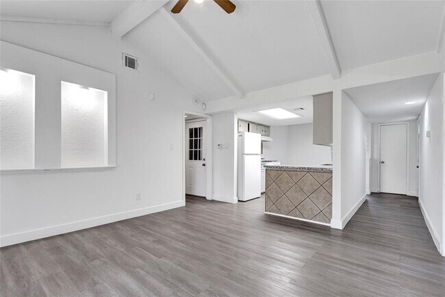 Foto del edificio - 7027 Log Hollow Dr