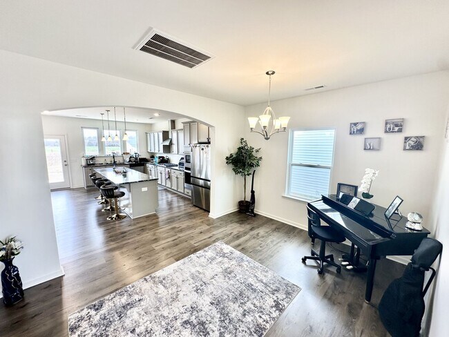 Building Photo - Like New, Orange County 3-bedroom!