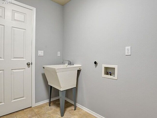 Foto del edificio - Beautiful 4 bedroom/2.5 bath Home in Newberg