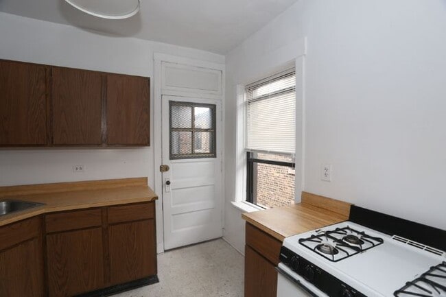 Building Photo - 3522 N Racine Ave