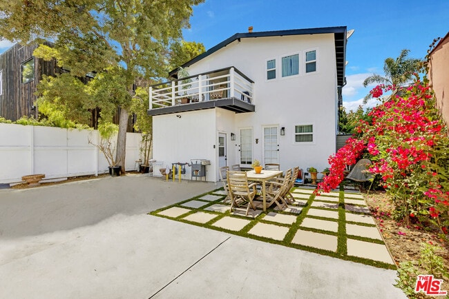 Foto del edificio - 712 Crestmoore Pl