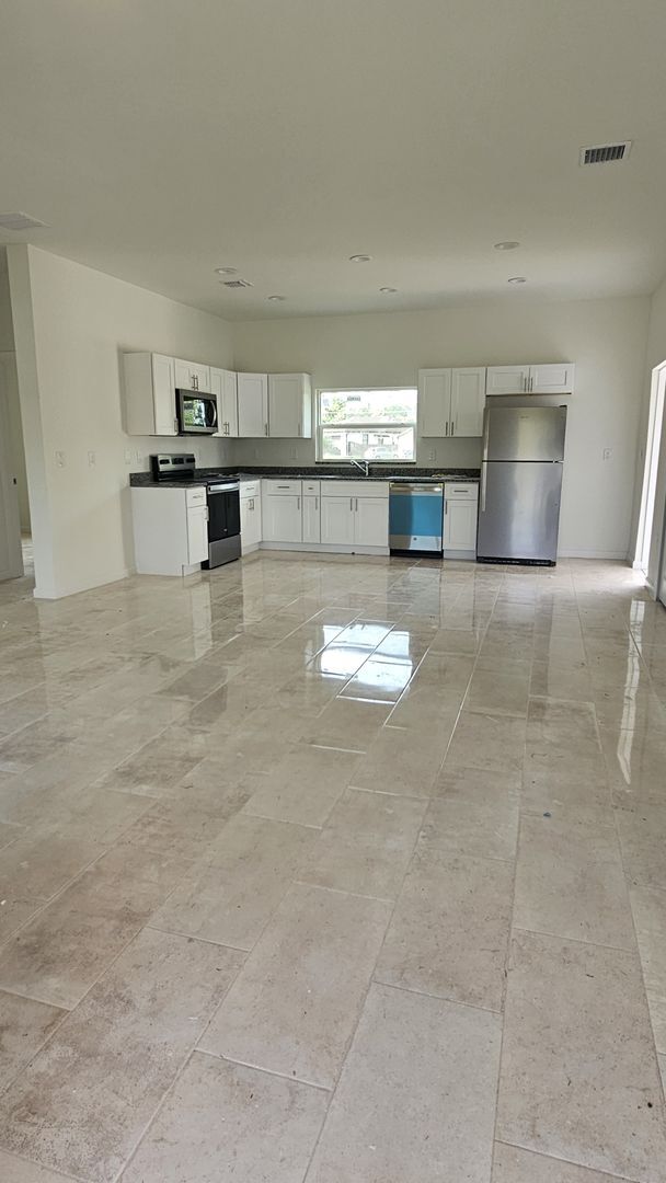 Foto del edificio - BRAND NEW HOME- MOVE IN READY 3 BEDROOM 2 ...