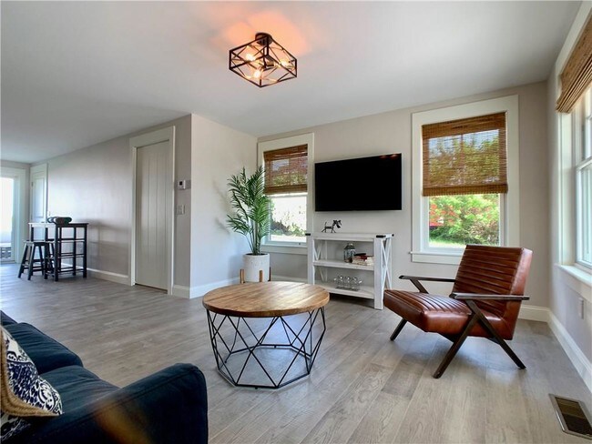 Foto del edificio - 52 Tuckerman Ave