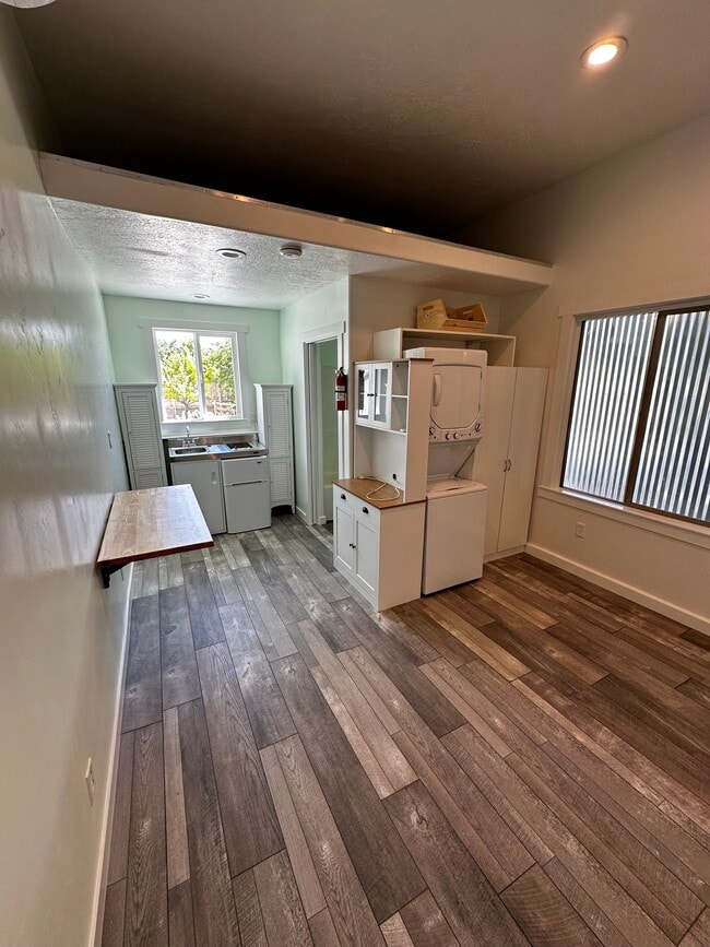 Building Photo - 70 E 400 S