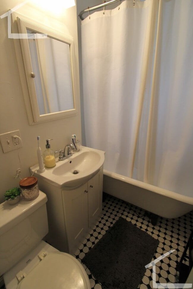 Building Photo - large 2 bed with porch