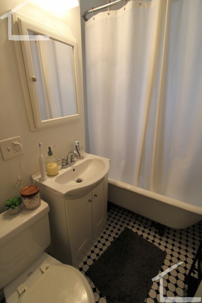 Foto del edificio - large 2 bed with porch