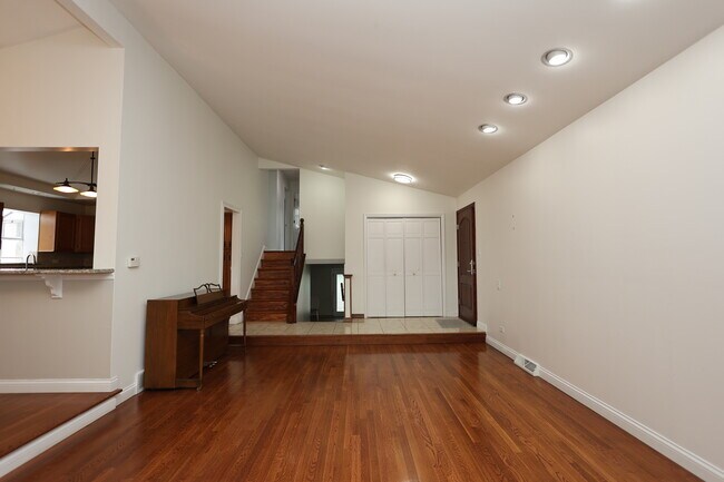 Building Photo - 613 Leamington Ave