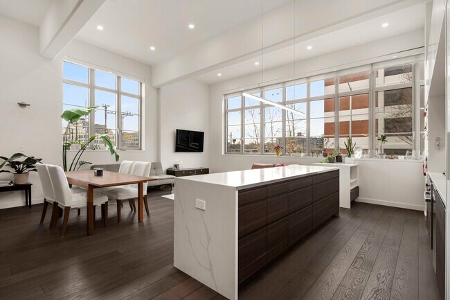 Foto del edificio - 2728-28 Thomson Ave