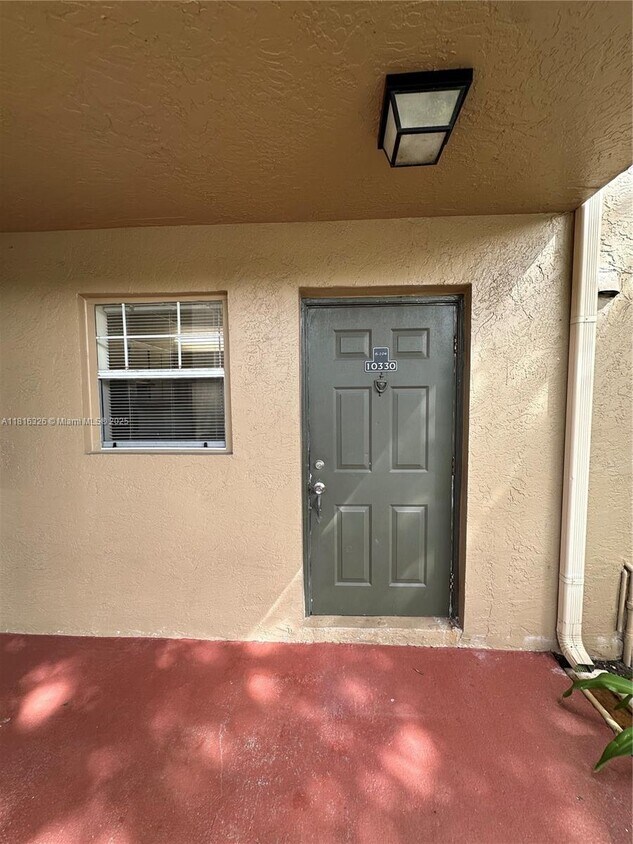 Foto principal - 10330 NW 8th St