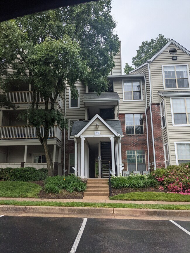 Close to 66, Fairfax County Parkway, on metro bus line - 3910 Penderview Dr