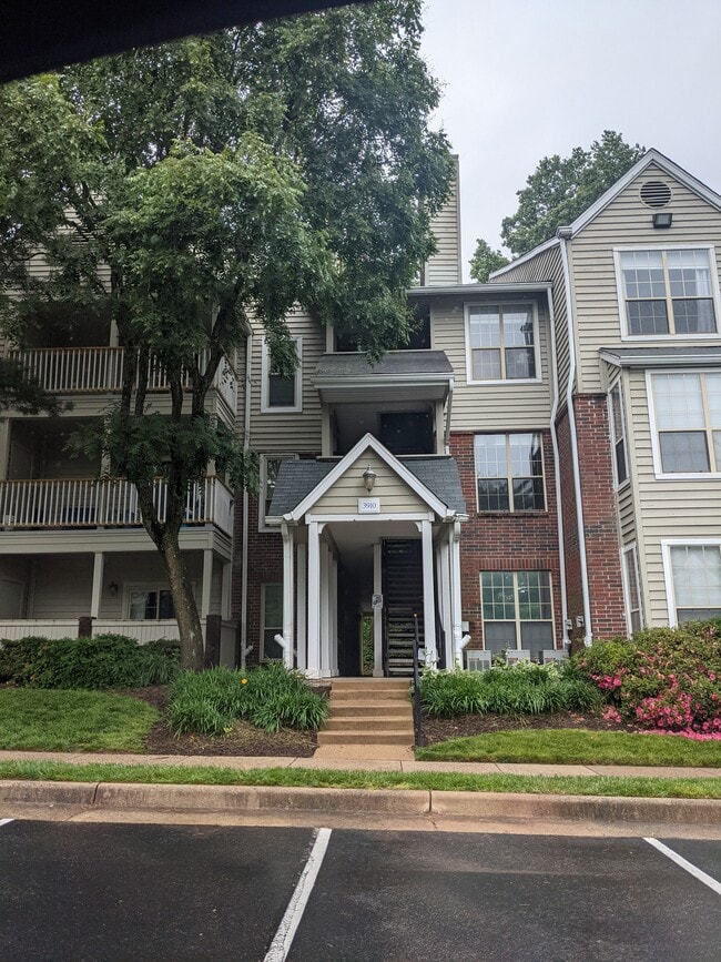 Close to 66, Fairfax County Parkway, on metro bus line - 3910 Penderview Dr