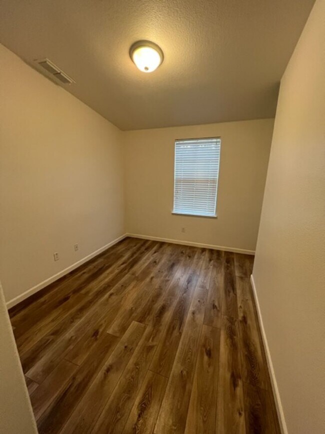 Building Photo - Whitney Ranch 4 Bed Home with Modern Kitch...