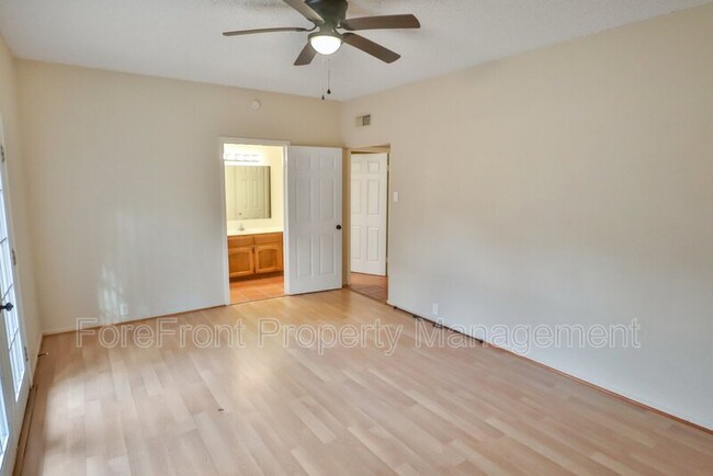 Building Photo - 3030 Urban Crest Dr