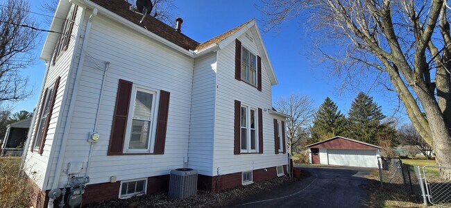 Building Photo - 880 N Farnham St