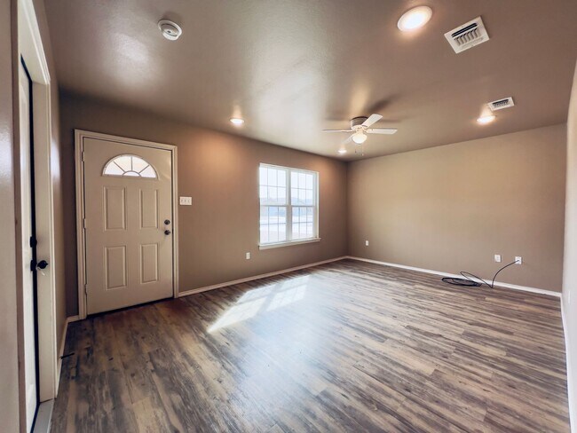 Building Photo - Cozy 3/2/1 in Northeast Lubbock