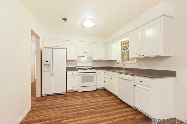 Foto del edificio - 911 Hatchell Ln