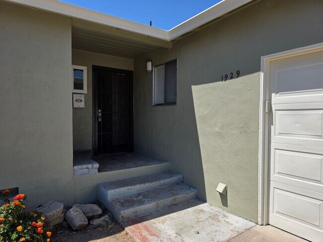 Building Photo - 4 bedroom single story near freeway & shop...