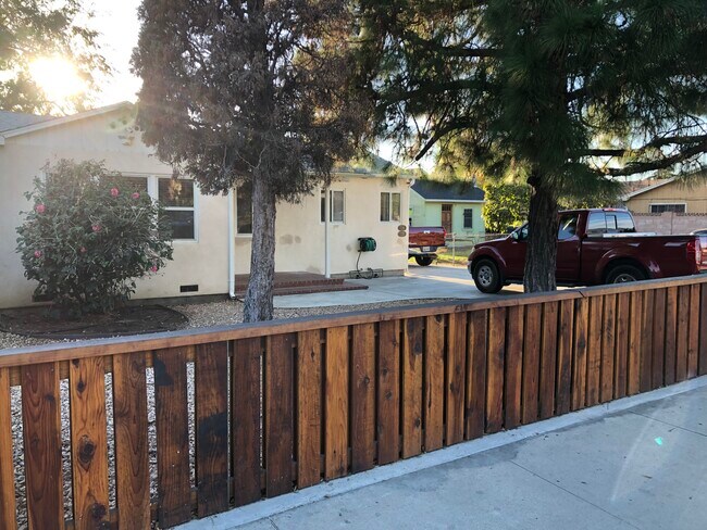 Front yard - 726 Glenoaks Blvd