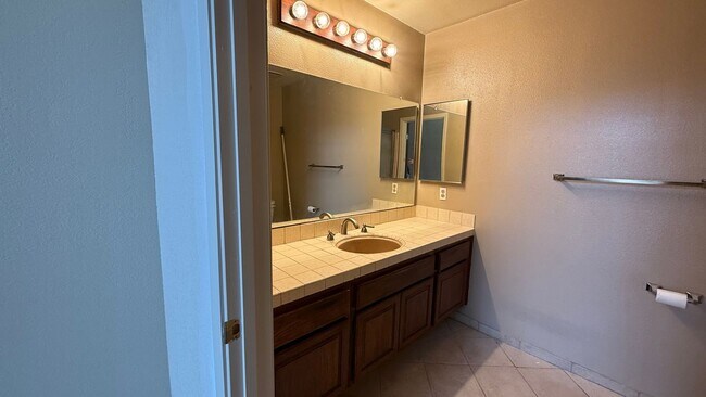 Foto del edificio - 2-Bedroom, 2-bathroom Condo in the Heart of Fresno