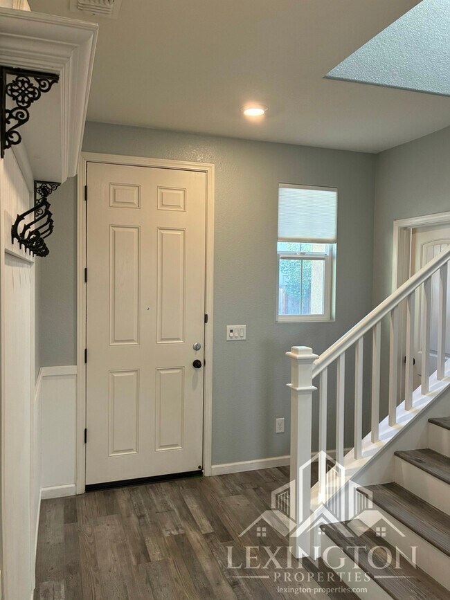 Building Photo - Elegant, 3BD/2.5BA, Sacramento Home in Nat...