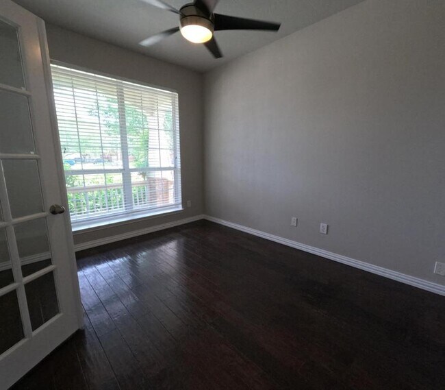 Building Photo - 2521 Saratoga Dr
