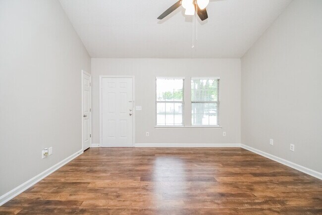 Foto del edificio - 102 Riverwood Dr