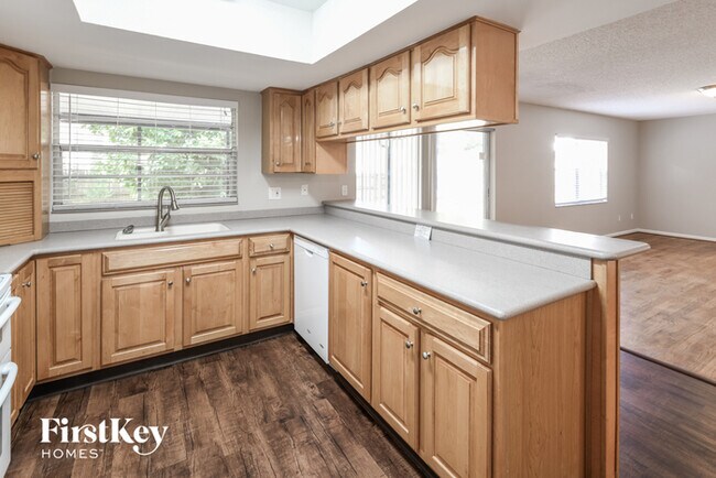 Foto del edificio - 7626 Winging Way Dr