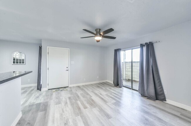 Foto del edificio - Remodeled 1 BR/1 BA Condo in Lakeside Complex